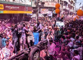 सात किलोमीटर तक झूमता रहा कानपुर, धूमधाम से निकला गंगा मेला