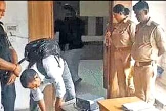 कोर्ट के आदेश पर नगर आयुक्त कार्यालय में कुर्की करने पहुंची पुलिस टीम