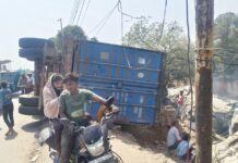 कानपुर में बड़ा हादसा टला: दादा नगर पुल के पास पलटा कंटेनर, 12 घंटे बाद भी नहीं हटा मलबा