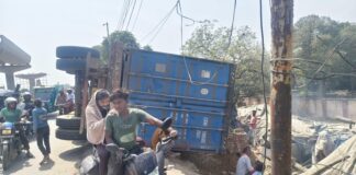 कानपुर में बड़ा हादसा टला: दादा नगर पुल के पास पलटा कंटेनर, 12 घंटे बाद भी नहीं हटा मलबा