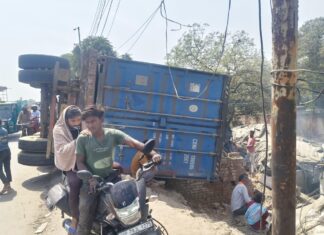 कानपुर में बड़ा हादसा टला: दादा नगर पुल के पास पलटा कंटेनर, 12 घंटे बाद भी नहीं हटा मलबा