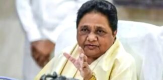 बसपा प्रमुख मायावती ने कांशीराम के नाम पर राजनीति करने वालों पर निशाना साधा।