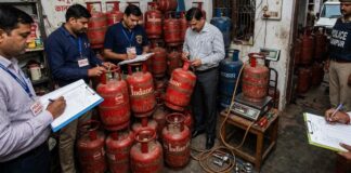 ग्वालटोली में छापा, घरेलू सिलिंडर से कमर्शियल में गैस भरकर बेचने का खुलासा
