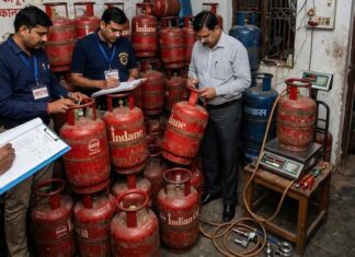 ग्वालटोली में छापा, घरेलू सिलिंडर से कमर्शियल में गैस भरकर बेचने का खुलासा