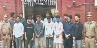 वाराणसी में गंगा पर पार्टी, मांसाहार के आरोप में 14 गिरफ्तार