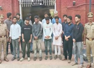 वाराणसी में गंगा पर पार्टी, मांसाहार के आरोप में 14 गिरफ्तार