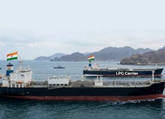 रुकी दुनिया, बढ़ा भारत! खतरे के बीच होर्मुज की ओर बढ़े भारतीय टैंकर