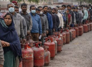 गाजीपुर में एलपीजी सिलेंडर के लिए गैस एजेंसियों पर उमड़ी भीड़, प्रशासन ने किल्लत से किया इनकार