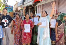 कानपुर में महिलाओं का उग्र विरोध प्रदर्शन: शराब ठेके के खिलाफ सड़क पर उतरीं सैकड़ों महिलाएं