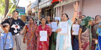 कानपुर में महिलाओं का उग्र विरोध प्रदर्शन: शराब ठेके के खिलाफ सड़क पर उतरीं सैकड़ों महिलाएं