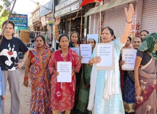 कानपुर में महिलाओं का उग्र विरोध प्रदर्शन: शराब ठेके के खिलाफ सड़क पर उतरीं सैकड़ों महिलाएं