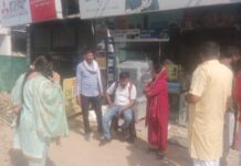 कानपुर में गंदे पानी पर बवाल: पार्षद ने अफसरों को धूप में खड़ा कर कराया मरम्मत कार्य, 24 घंटे में समाधान का अल्टीमेटम