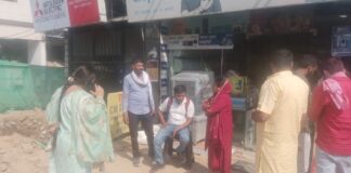 कानपुर में गंदे पानी पर बवाल: पार्षद ने अफसरों को धूप में खड़ा कर कराया मरम्मत कार्य, 24 घंटे में समाधान का अल्टीमेटम