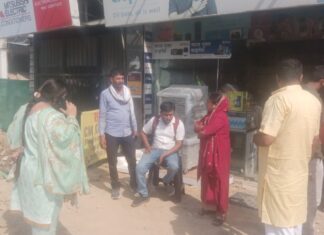 कानपुर में गंदे पानी पर बवाल: पार्षद ने अफसरों को धूप में खड़ा कर कराया मरम्मत कार्य, 24 घंटे में समाधान का अल्टीमेटम
