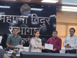 सीएचसी स्योहारा के अधीक्षक डॉ. बी.के. स्नेही हुए सम्मानित, उत्कृष्ट स्वास्थ्य सेवाओं के लिए जिलाधिकारी ने किया सम्मान