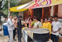 Kanpur News: निर्जला एकादशी पर मां योग कृपा सेवा समिति ने राहगीरों को पिलाया ठंडा मैंगो शेक, सेवा और मानवता का दिया संदेश