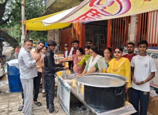 Kanpur News: निर्जला एकादशी पर मां योग कृपा सेवा समिति ने राहगीरों को पिलाया ठंडा मैंगो शेक, सेवा और मानवता का दिया संदेश