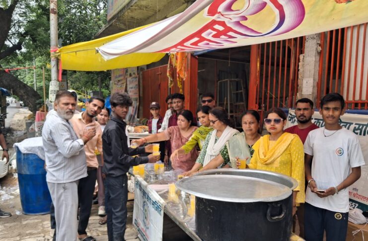 Kanpur News: निर्जला एकादशी पर मां योग कृपा सेवा समिति ने राहगीरों को पिलाया ठंडा मैंगो शेक, सेवा और मानवता का दिया संदेश
