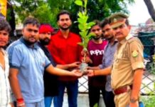 Khaga News: सेवा सप्ताह के तहत बजरंग दल ने खागा में किया वृक्षारोपण, अस्पताल, तहसील और थाने में लगाए पौधे