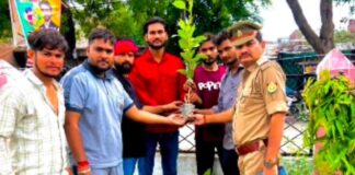 Khaga News: सेवा सप्ताह के तहत बजरंग दल ने खागा में किया वृक्षारोपण, अस्पताल, तहसील और थाने में लगाए पौधे