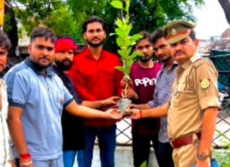 Khaga News: सेवा सप्ताह के तहत बजरंग दल ने खागा में किया वृक्षारोपण, अस्पताल, तहसील और थाने में लगाए पौधे