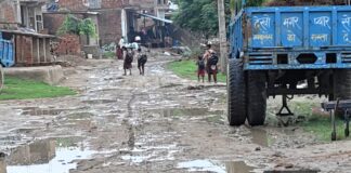 धाता के उकाथू में मुख्य मार्ग बना तालाब, 60 मीटर तक जलभराव से ग्रामीण बेहाल