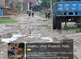 धाता के उकाथू में मुख्य मार्ग बना तालाब, 60 मीटर तक जलभराव से ग्रामीण बेहाल