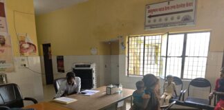 Khakhreru News: कोट पीएचसी में डॉक्टर नदारद, लैब टेक्नीशियन के भरोसे मरीजों का इलाज