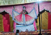 वृंदावन के कलाकारों ने सजाया रासलीला का मंच, भक्ति के रस में डूबे श्रद्धालु