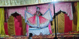 वृंदावन के कलाकारों ने सजाया रासलीला का मंच, भक्ति के रस में डूबे श्रद्धालु