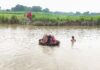 Fatehpur Khakreru News : कड़ाह के सहारे उफनाती नदी पार कर रहे ग्रामीण, टूटा बांध बना मजबूरी