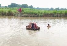 Fatehpur Khakreru News : कड़ाह के सहारे उफनाती नदी पार कर रहे ग्रामीण, टूटा बांध बना मजबूरी