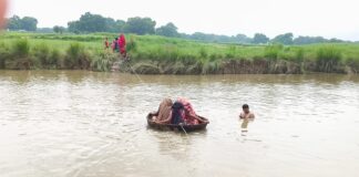 Fatehpur Khakreru News : कड़ाह के सहारे उफनाती नदी पार कर रहे ग्रामीण, टूटा बांध बना मजबूरी