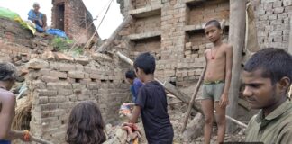 Fatehpur News: तेज बारिश में भरभराकर गिरा कच्चा मकान, मलबे में दबी गृहस्थी