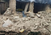 Khakhreru News : बारिश में गरीब का आशियाना ढहा, मलबे में दबकर गोवंश की मौत; भैंस गंभीर घायल