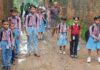 Fatehpur News : जर्जर सड़क पर डेढ़ फीट तक गहरे गड्ढे, 2000 स्कूली बच्चों का आवागमन मुश्किल