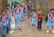 Fatehpur News : जर्जर सड़क पर डेढ़ फीट तक गहरे गड्ढे, 2000 स्कूली बच्चों का आवागमन मुश्किल