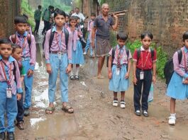 Fatehpur News : जर्जर सड़क पर डेढ़ फीट तक गहरे गड्ढे, 2000 स्कूली बच्चों का आवागमन मुश्किल