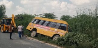 चालक की सूझबूझ से टला बड़ा हादसा: खंती में उतरी स्कूली बस, 25 बच्चे बाल-बाल बचे