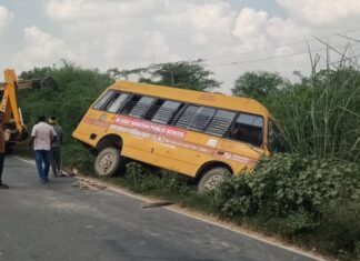 चालक की सूझबूझ से टला बड़ा हादसा: खंती में उतरी स्कूली बस, 25 बच्चे बाल-बाल बचे