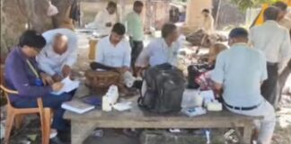 चकिया में ‘स्पेशल देसी गुड़’ पर खाद्य विभाग का छापा, 15 कुंतल संदिग्ध गुड़ जेसीबी से नष्ट