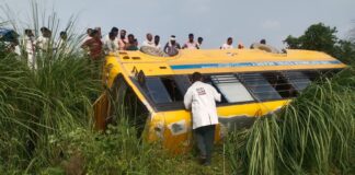 School Bus Accident: ट्रैक्टर को साइड देने में जर्जर स्कूल बस खंती में पलटी, 11 बच्चे घायल