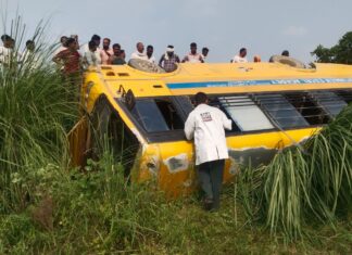 School Bus Accident: ट्रैक्टर को साइड देने में जर्जर स्कूल बस खंती में पलटी, 11 बच्चे घायल