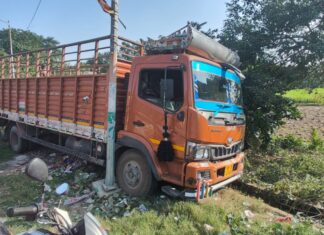 फतेहपुर में डीसीएम की टक्कर से टूटे विद्युत पोल, बाल-बाल टला बड़ा हादसा